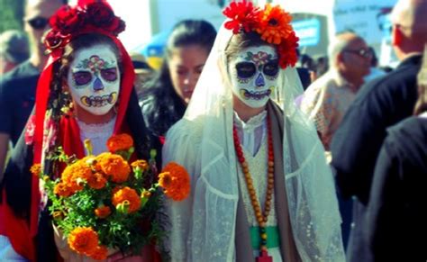 Lễ hội Día de Muertos năm 2015: Một cuộc Thăm Trở về Quê Hương Vượt Qua ranh Giới của Thời Gian và Cái Chết